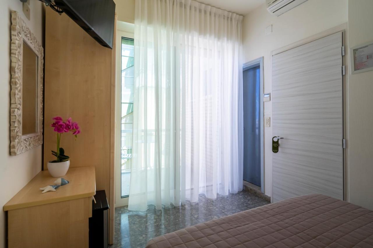 Hotel Constellation Ріміні Екстер'єр фото