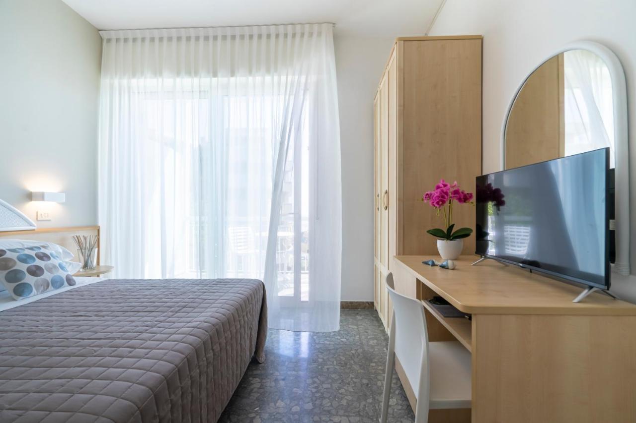 Hotel Constellation Ріміні Екстер'єр фото