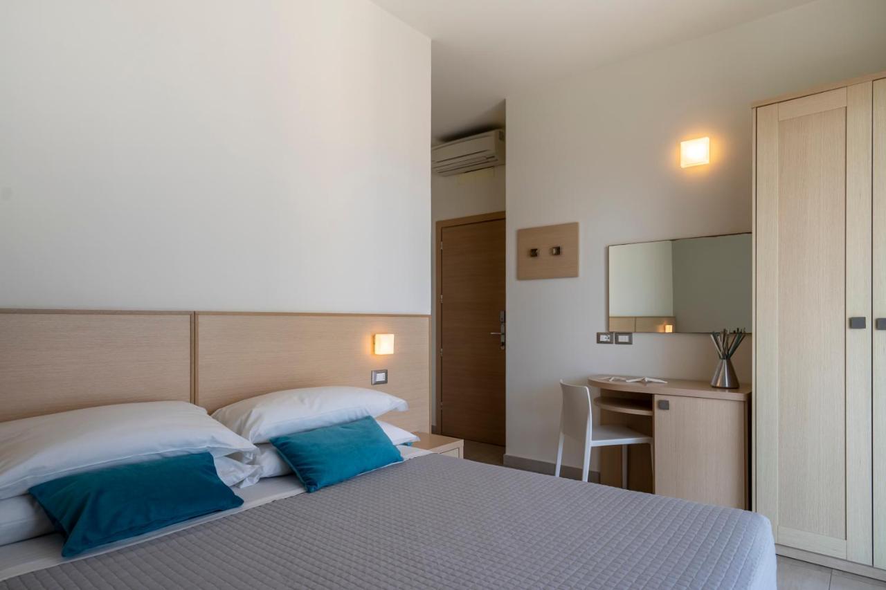 Hotel Constellation Ріміні Екстер'єр фото