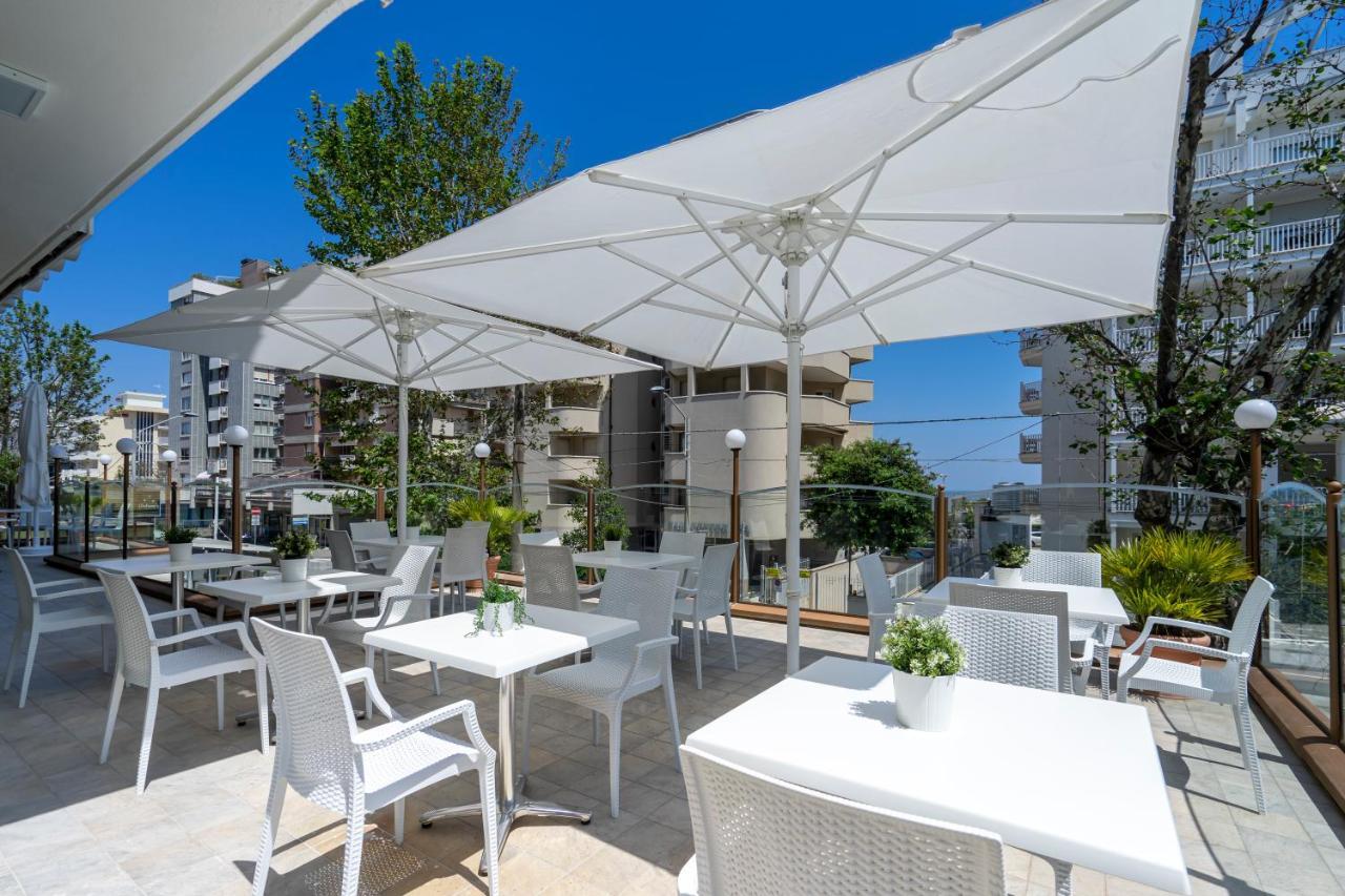 Hotel Constellation Ріміні Екстер'єр фото