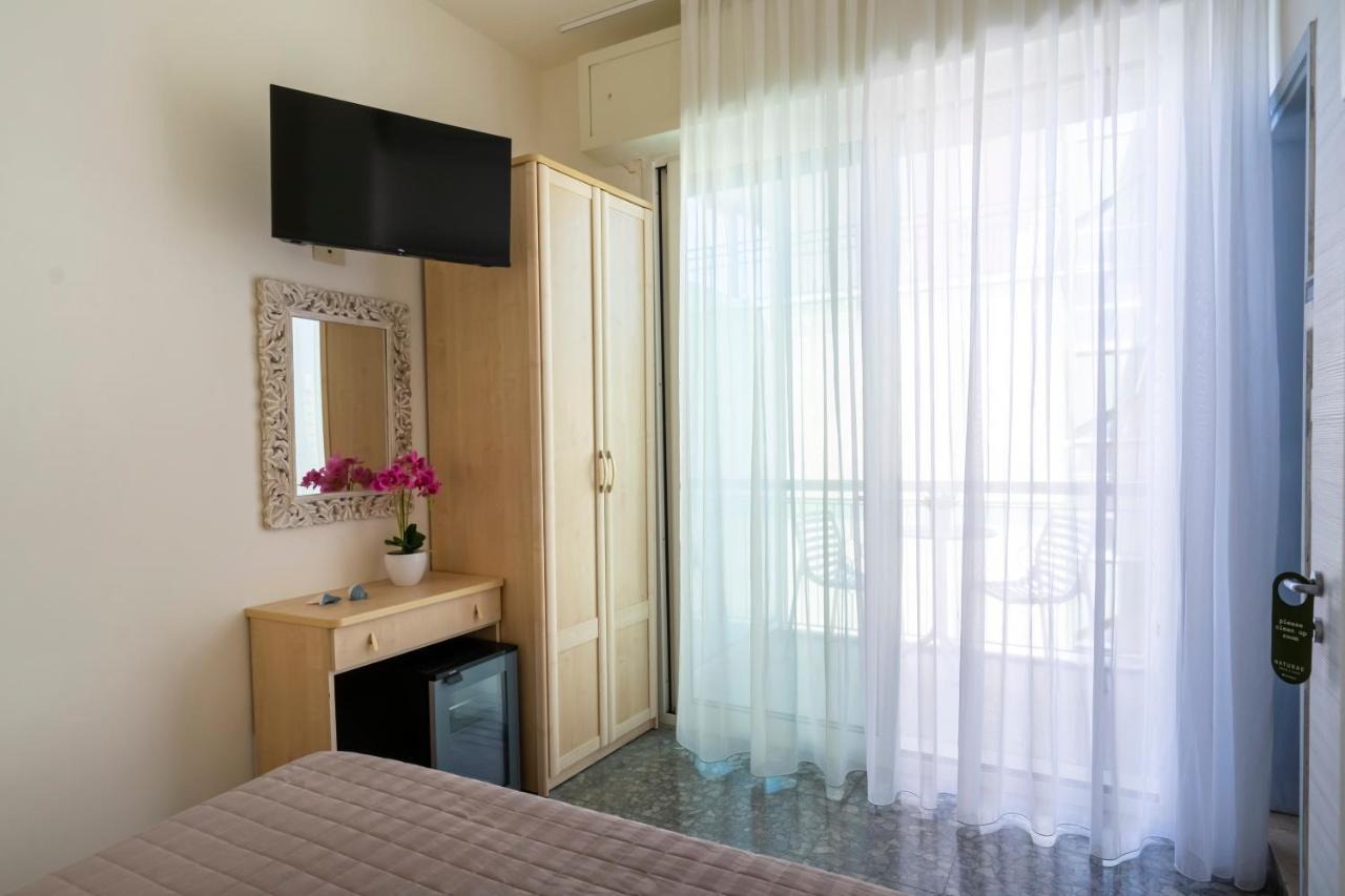 Hotel Constellation Ріміні Екстер'єр фото