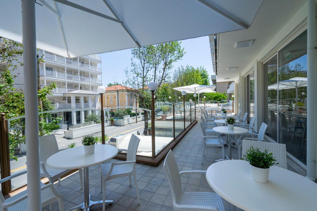 Hotel Constellation Ріміні Екстер'єр фото