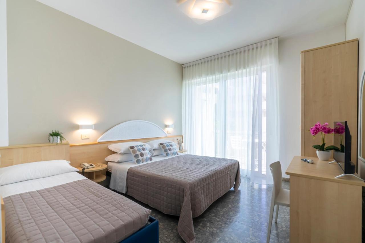 Hotel Constellation Ріміні Екстер'єр фото