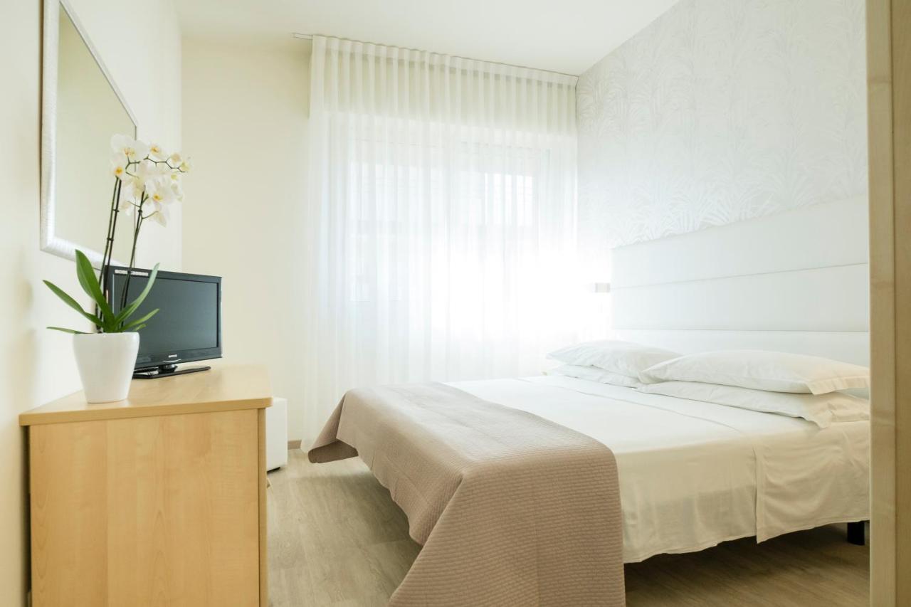 Hotel Constellation Ріміні Екстер'єр фото