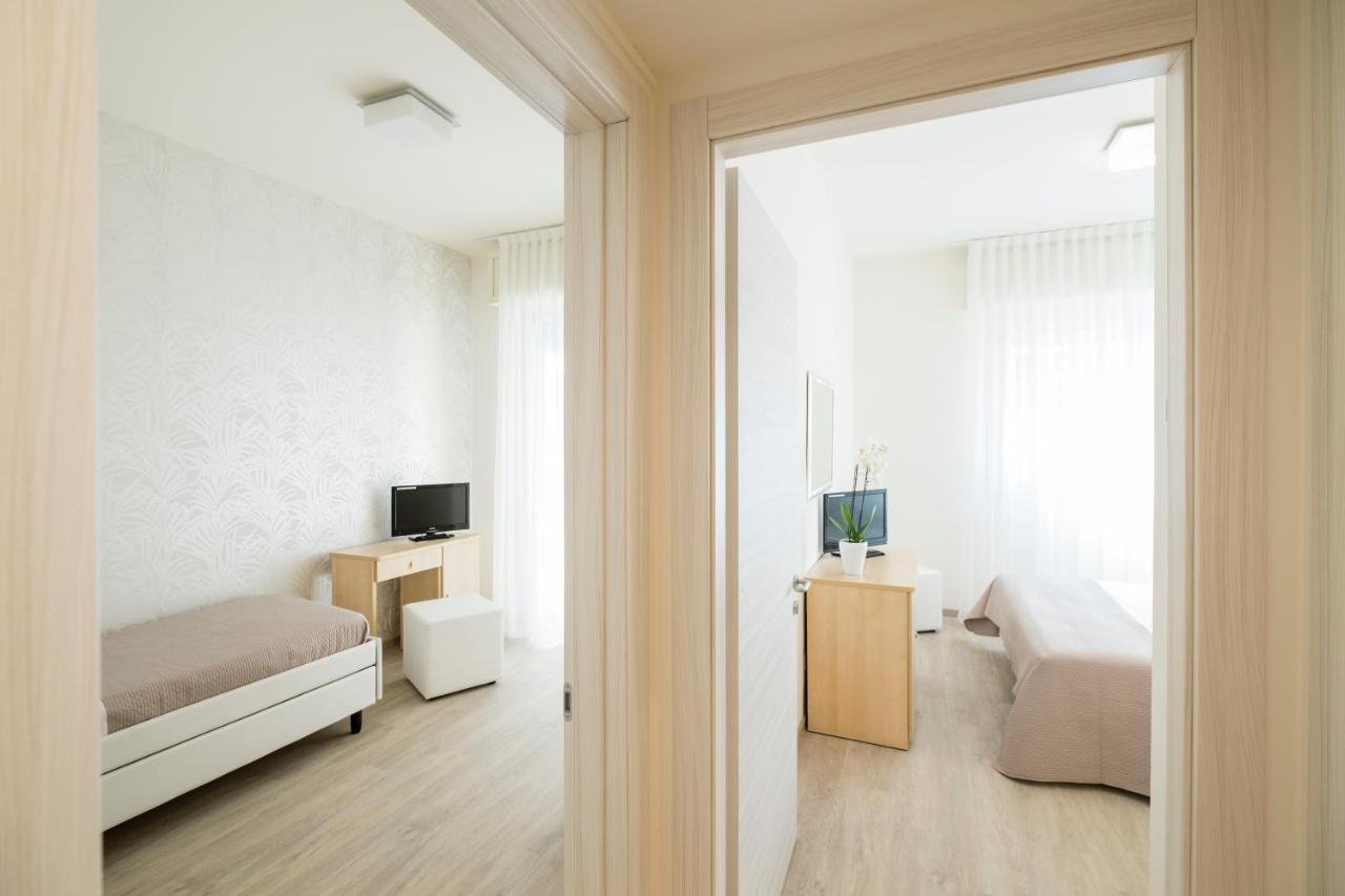 Hotel Constellation Ріміні Екстер'єр фото