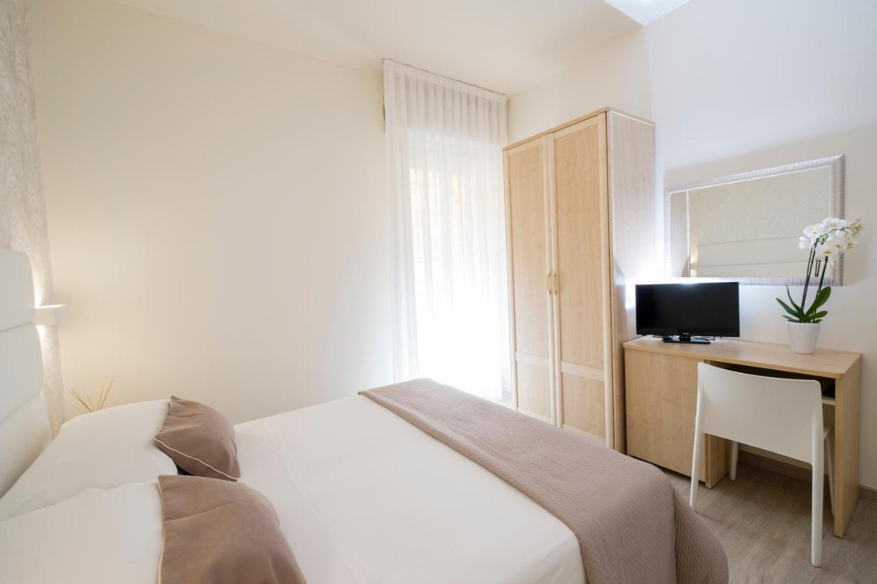 Hotel Constellation Ріміні Екстер'єр фото