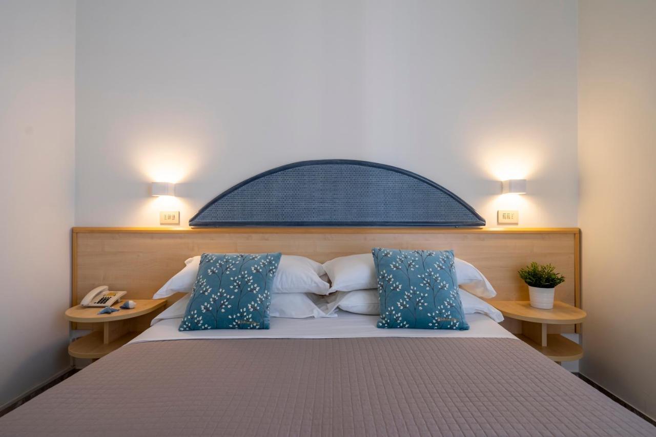 Hotel Constellation Ріміні Екстер'єр фото
