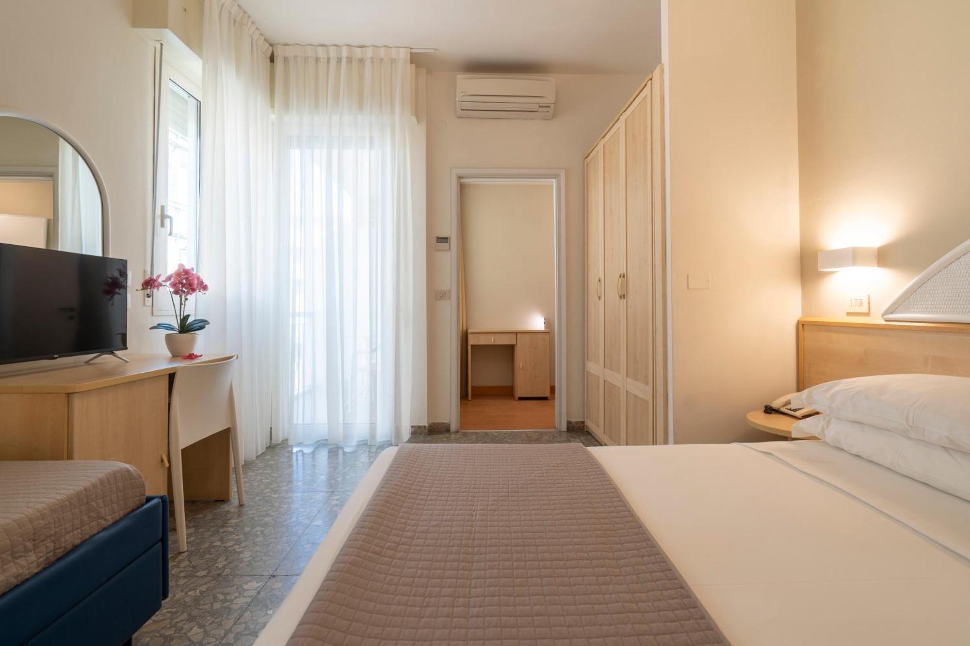 Hotel Constellation Ріміні Екстер'єр фото
