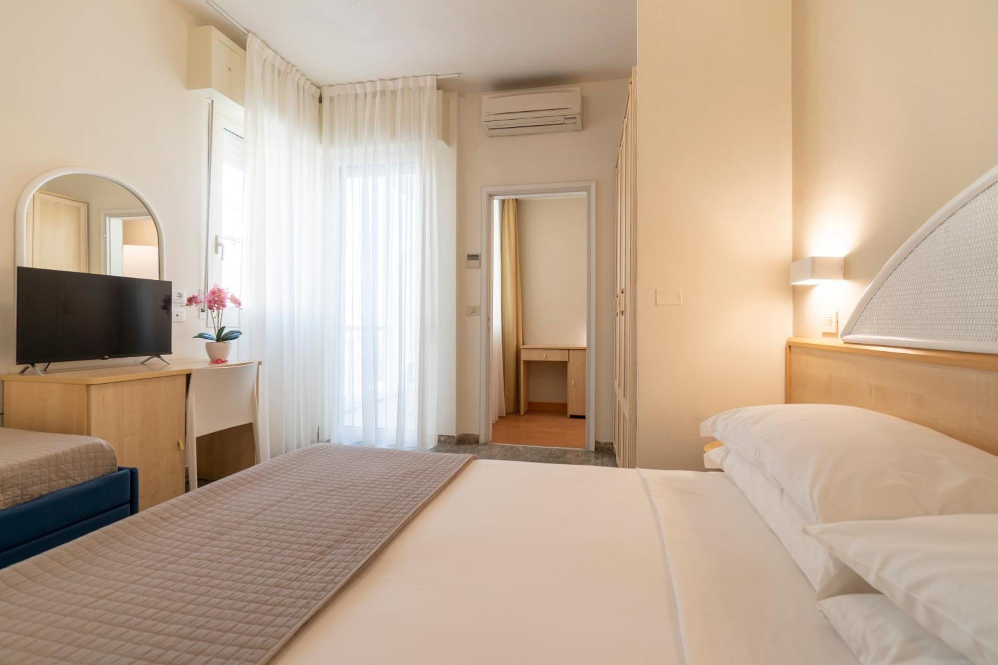 Hotel Constellation Ріміні Екстер'єр фото