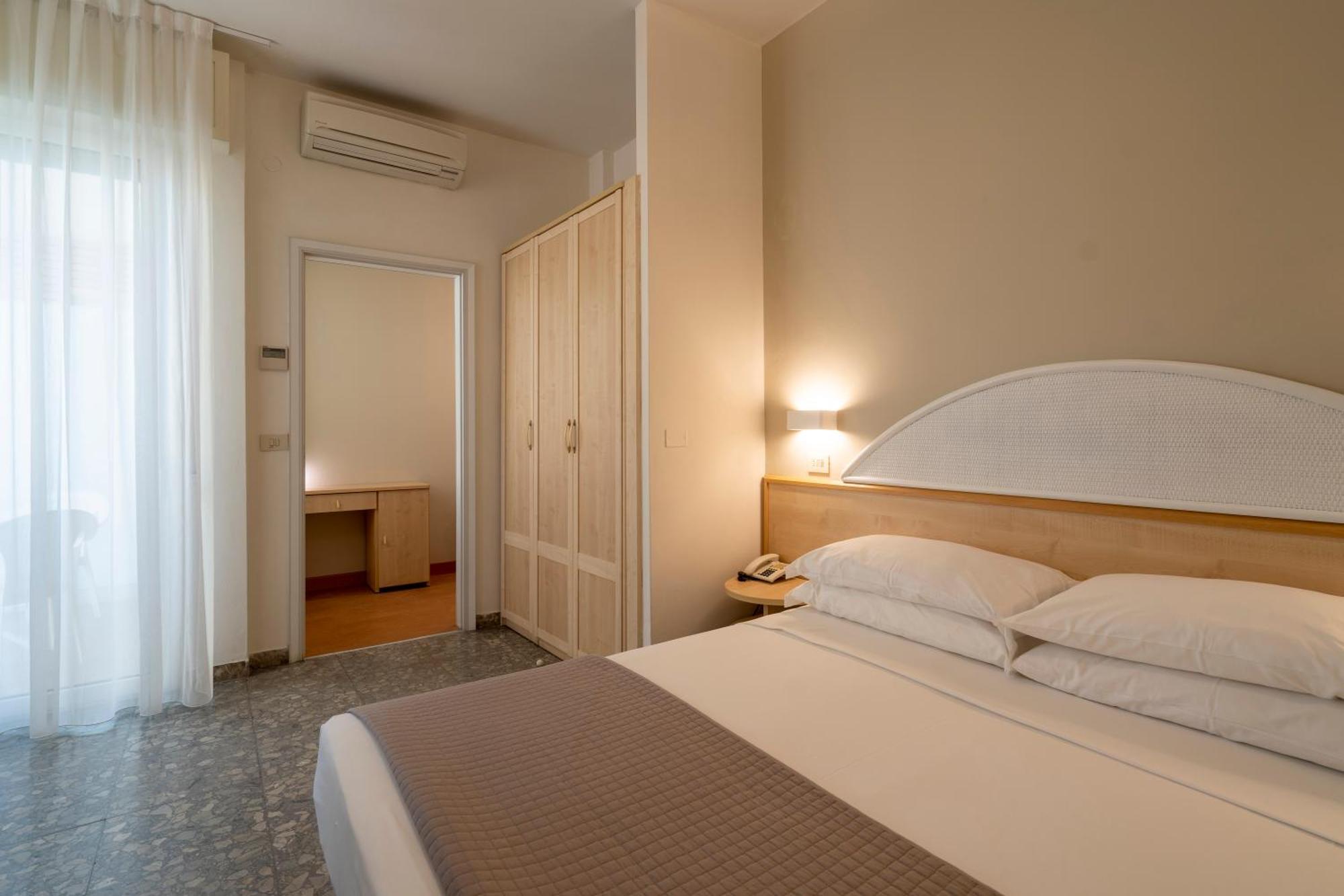Hotel Constellation Ріміні Екстер'єр фото