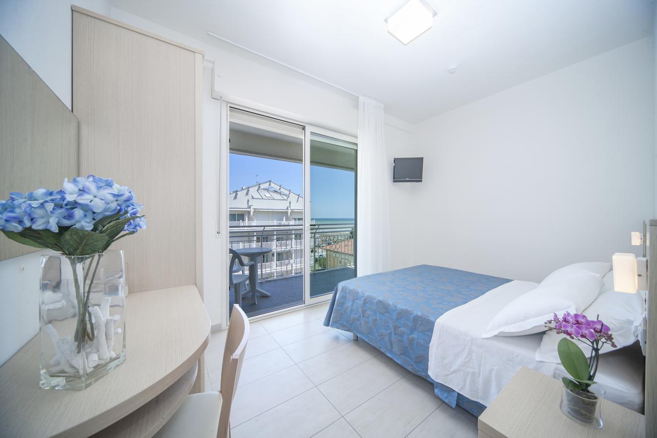 Hotel Constellation Ріміні Екстер'єр фото