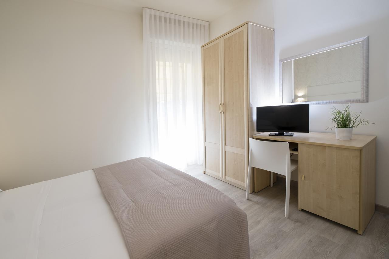 Hotel Constellation Ріміні Екстер'єр фото